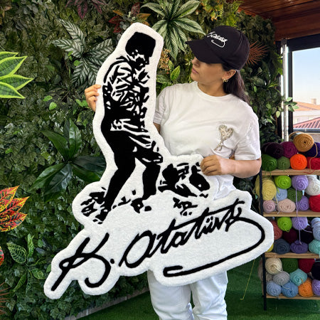 Ulu Önder Mustafa Kemal Atatürk’ün ikonik imzasını ve Kocatepe'deki kararlı duruşunu yansıtan, premium iplikler ve 3D oyma işçiliği ile el emeğiyle dokunmuş siyah-beyaz tasarımlı tufting duvar halısı modelleri koleksiyonu.