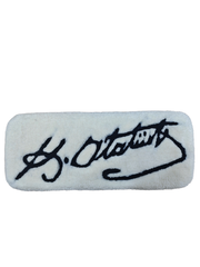 Yumuşak dokulu beyaz zemin üzerine lacivert renkli Mustafa Kemal Atatürk imzası işlenmiş, 42x17 cm boyutlarında ergonomik el yapımı tufting klavye pedi ve outlet bilek desteği.