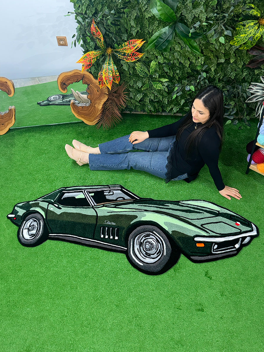 Dev boyutuyla dikkat çeken Corvette Edition tufting halı yanındaki model ile ürünün gerçek kullanım ölçeğini ve dekoratif duruşunu sergileyen yaşam alanı görseli.