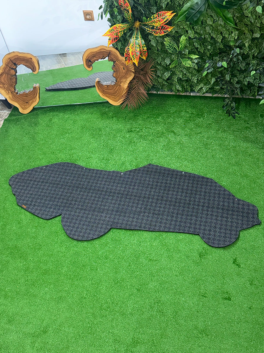 Corvette Edition el yapımı tufting halı modelinin zemin üzerinde güvenli kullanım sağlayan özel kaydırmaz taban yapısı ve desenli arka yüzey detayı.