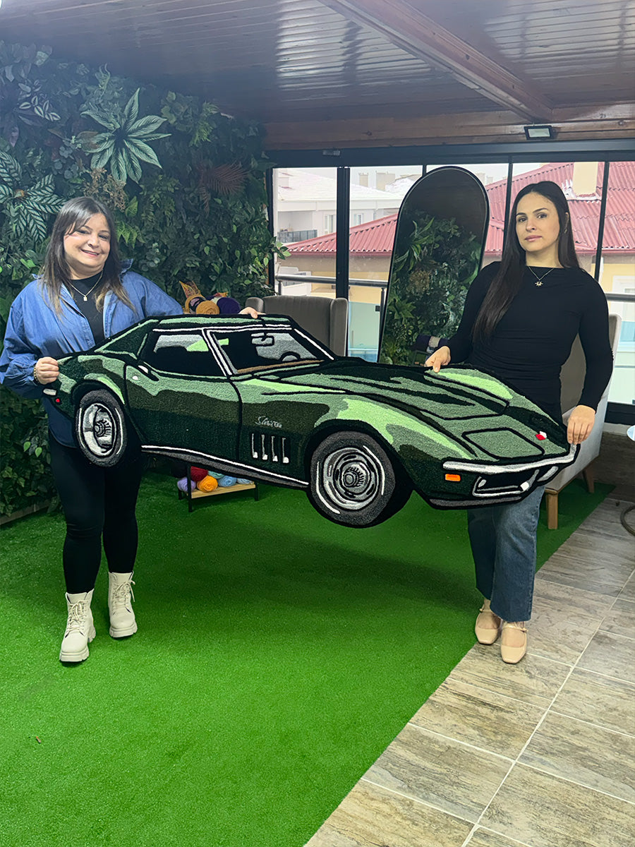Garaj veya ofis dekorasyonu için ideal büyüklüğe sahip, 3D carving işçiliği ile boyutlandırılmış efsanevi Chevrolet Corvette C3 tufting halı modelinin yandan görünüşü.