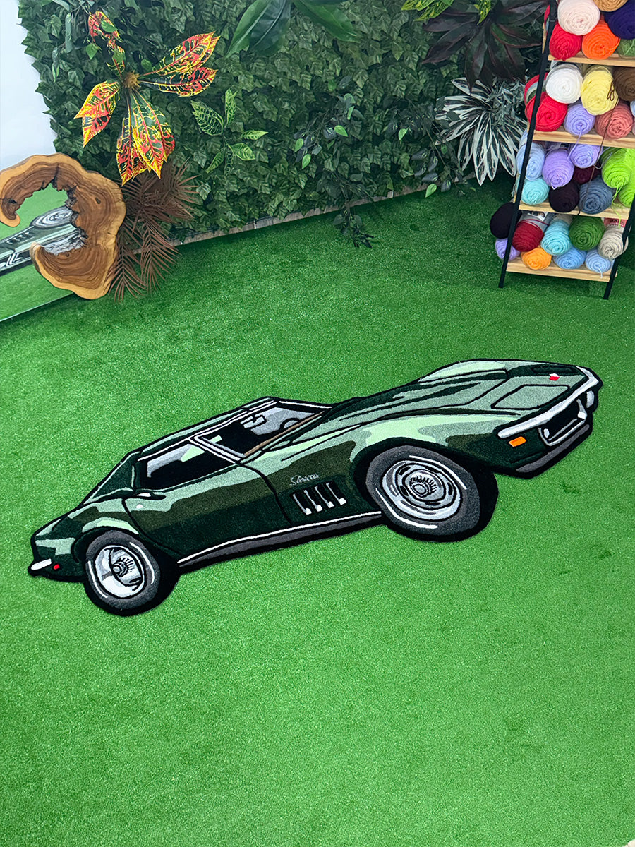 Zemine serilmiş, yeşil rengi ve aerodinamik silüeti ile dikkat çeken premium akrilik iplikten üretilmiş Chevrolet Corvette Stingray tufting halı.