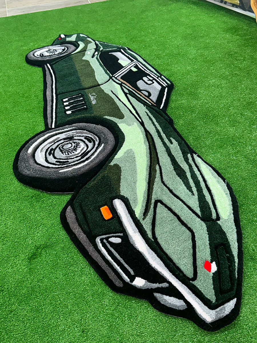 Otomotiv temalı dekorasyonlar için tasarlanan devasa boyuttaki yeşil Corvette Stingray tufting halı modelinin arka çaprazdan detaylı görünümü.