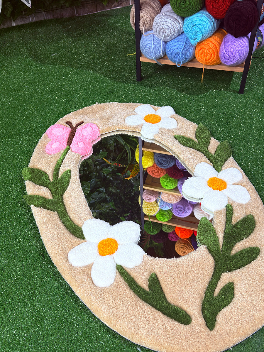 Floren serisi bej renkli, yumuşak dokulu ve kabartmalı çiçek desenlerine sahip el işçiliği tufting duvar halısı aynanın dekoratif görünümü.