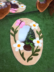 El yapımı Floren aynanın yüzeyindeki 3D traşlama detaylarını ve kaliteli iplik dokusunu gösteren, çiçek desenli tufting duvar halısı çerçeve yakını.