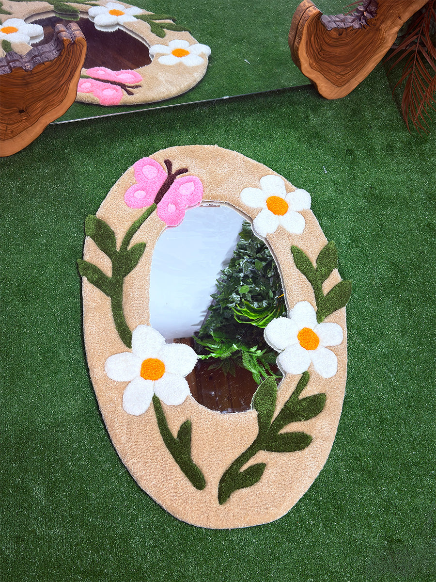 El yapımı Floren aynanın yüzeyindeki 3D traşlama detaylarını ve kaliteli iplik dokusunu gösteren, çiçek desenli tufting duvar halısı çerçeve yakını.