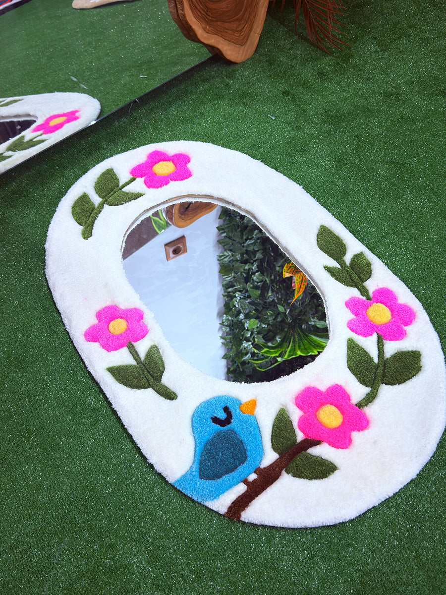 %100 akrilik iplikle dokunmuş, pembe bahar çiçekleri ve yeşil yaprak detaylarına sahip yumuşak dokulu Floris tufting duvar halısı ayna tasarımı.