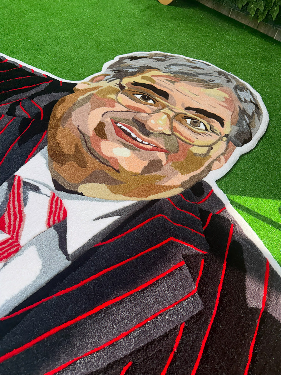 Alt açıdan çekilmiş, halının tok duruşunu ve çizgili takım elbise desenindeki dikey hatları belirginleştiren İplikçi Nedim tufting duvar halısı.