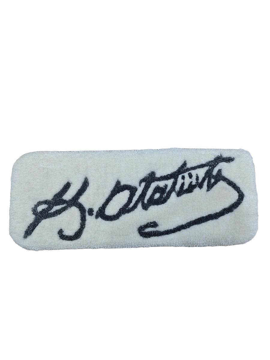 Beyaz premium akrilik zemin üzerine gri tonlarda işlenmiş K. Atatürk imzalı el yapımı tufting klavye pedi; 42x17 cm boyutlarında, yüksek havlı yumuşak dokusuyla ergonomik bilek desteği sunan outlet tasarım.