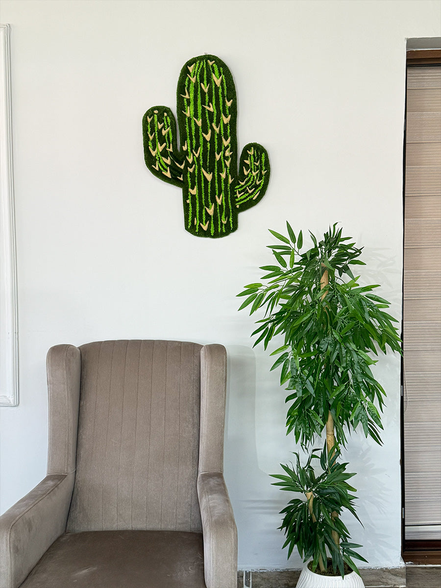 Tam karşıdan görünümüyle ikonik saguaro formuna sahip kaktüs tufting duvar halısı, premium akrilik iplikten üretilen kabartmalı dokusuyla dikkat çeker.