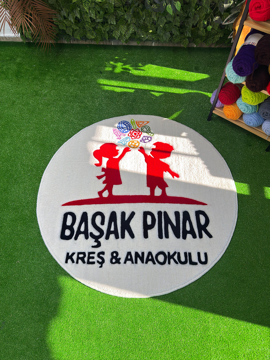 İşletmeler için prestijli bir karşılama alanı sunan, marka kimliğine sadık kalınarak dokunmuş yuvarlak hatlı kişiye özel tufting duvar halısı tasarımı.