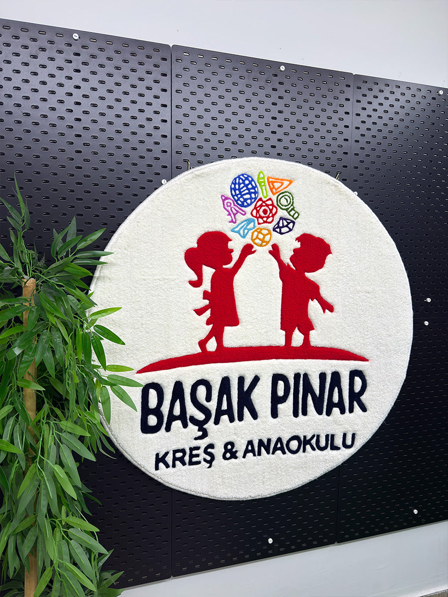 Kaliteli akrilik ipliklerin sık dokusunu ve harflerin kenarındaki net tıraşlama işçiliğini gösteren, firmaya özel tasarlanmış tufting duvar halısı yakın çekim detayı.