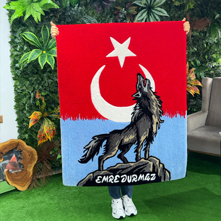 Türk bayrağı, bozkurt ve ay yıldız gibi milli sembollerin işlendiği, el yapımı ve özel tasarım ürünlerden oluşan milli koleksiyon kategorisi için hazırlanan kaliteli dokuya sahip tufting duvar halısı çeşitleri.