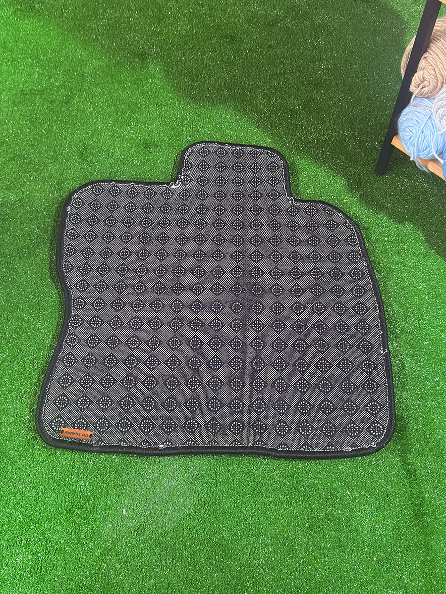 Sürüş güvenliği için tasarlanmış çift katmanlı noktalı kaydırmaz taban dokusunu ve kenar biye işçiliğini gösteren tufting halı araç paspasının arka yüzeyi.