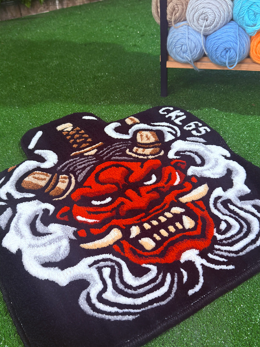 Yüzeyindeki iplik sıklığı ve carving tekniğiyle oluşturulan dokusal zenginliği belli olan, asimetrik kesimli el dokuması tufting halı şoför tarafı zemin aksesuarı.