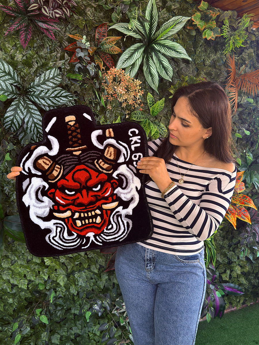 Siyah dış çerçevenin içindeki sıcak kırmızı ve soğuk beyaz renklerin oluşturduğu yüksek renk kontrastını vurgulayan, premium kalite tufting halı araba içi tasarım parçası.