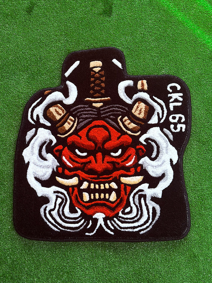 Japon mitolojisi hayranları için özel olarak çizilmiş, kızgın bakışlı kırmızı maske ve kontrast yaratan saf beyaz buhar motifli tufting halı araç zemin dekoru.