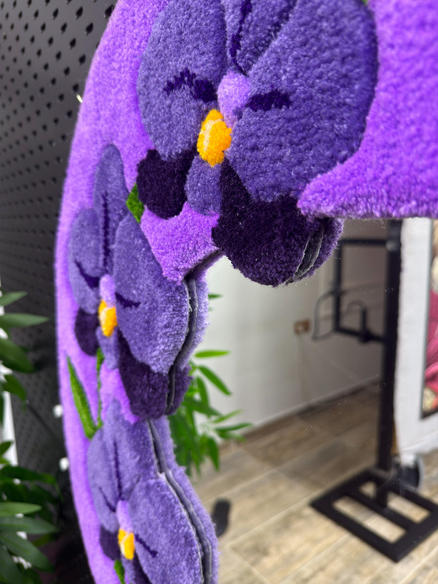 El yapımı tufting ayna çerçevesinin yan profil detayı; mor orkide yapraklarının 3D kabartma etkisi ve sık dokunmuş akrilik iplik katmanları.