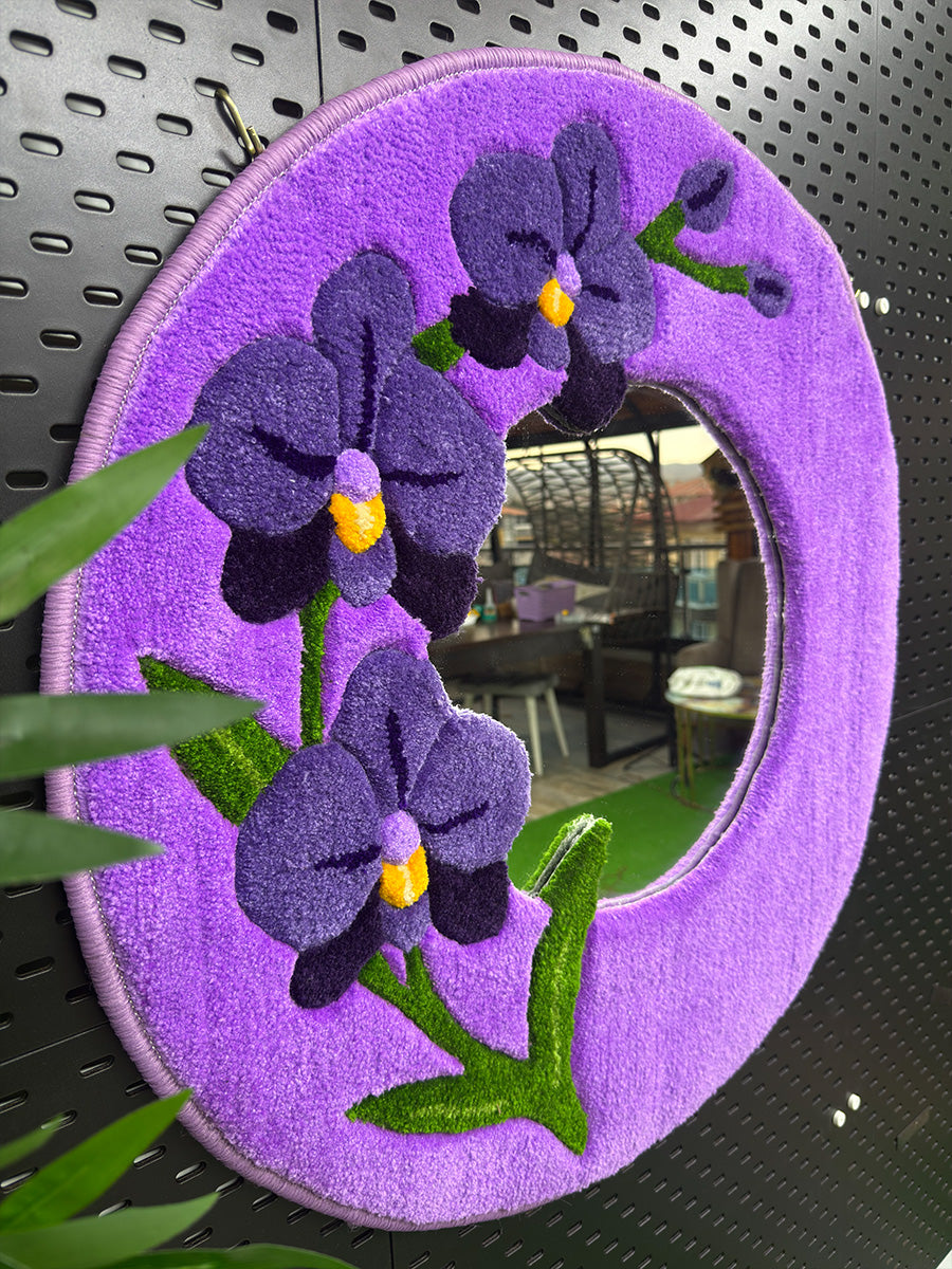 Tufting duvar aynası çerçevesindeki mor orkide çiçeklerine uygulanan profesyonel carving (traşlama) tekniği ile belirginleştirilmiş sanatsal hatlar ve premium iplik dokusu.