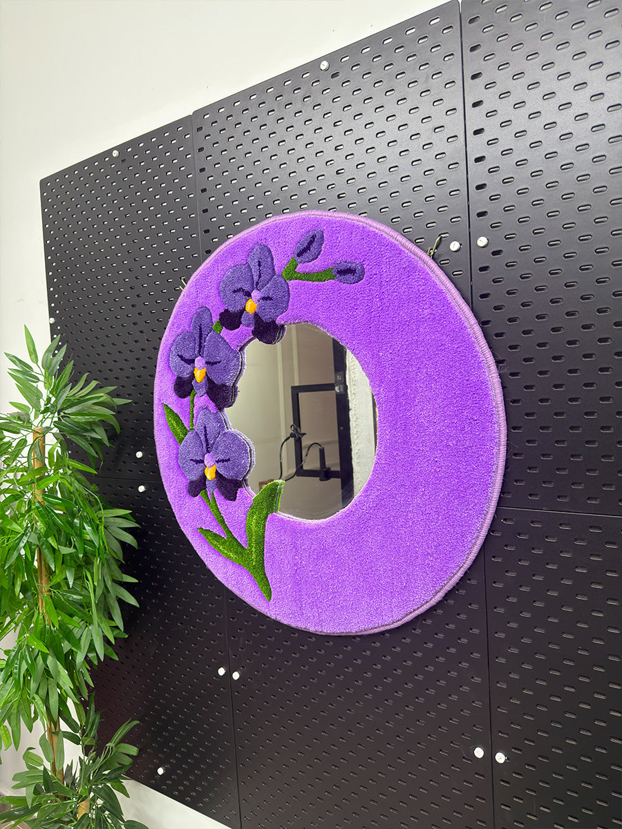 Dekoratif mekanlar için tasarlanmış Orchis serisi el yapımı tufting ayna modelinin tam boy görünümü ve el işçiliğiyle hazırlanan çiçek motifli çerçeve detayları.