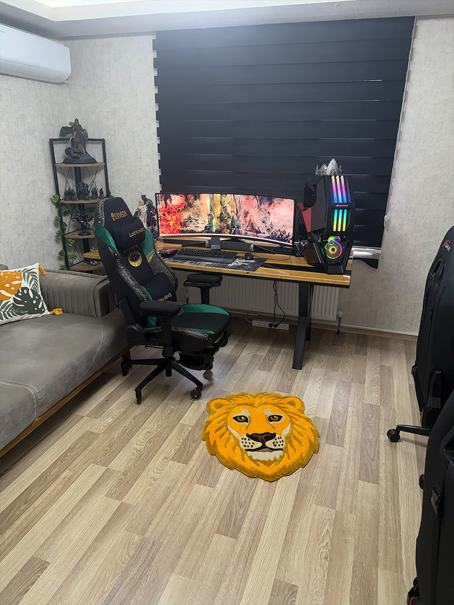 Gaming odası dekorasyonu için tasarlanmış aslan temalı tufting duvar halısı, modern mobilyalarla uyumlu yapısıyla zeminlerde karizmatik ve prestijli bir görünüm sunar.