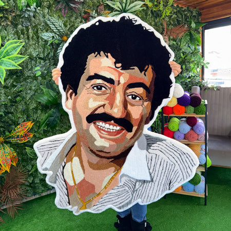 Müslüm Gürses, Kemal Sunal ve Barış Manço gibi efsane isimlerin karakteristik yüz hatlarını yansıtan, 3D oyma detaylı ve premium ipliklerle ilmek ilmek dokunan el yapımı sanatçı portreleri koleksiyonu için özel tasarım tufting duvar halısı modelleri.