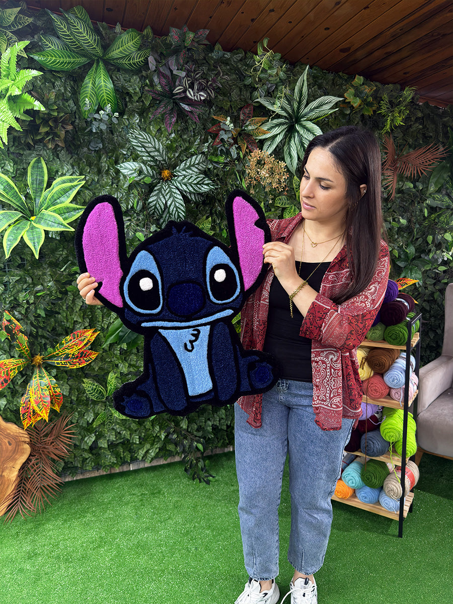 Premium kalite akrilik iplikten üretilmiş, renk geçişlerinin ve el emeği detaylarının kusursuzca görülebildiği Stitch figürlü tufting halı. Hem çocukları sevindirecek eşsiz bir hediye seçeneği hem de yaşam alanlarına enerji katan bu el dokuması oyun halısı, estetik yapısıyla öne çıkıyor.