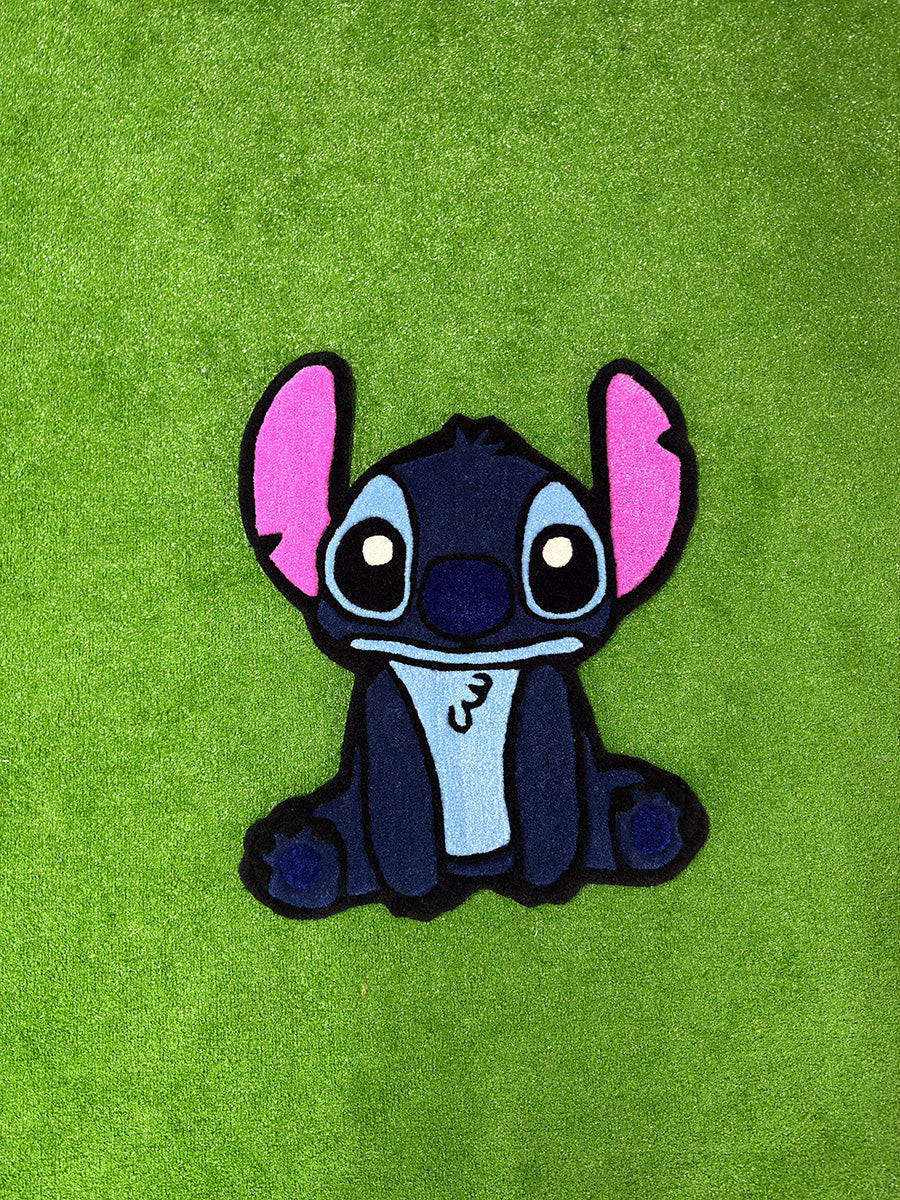 Disney'in sevilen karakteri Deney 626'nın tam cepheden yansıtıldığı, dekupe özel kesim formuna sahip el yapımı Stitch tufting halı. Karakterin karakteristik oturma duruşunu, açık mavi göğüs detayını ve kontrast yaratan hatlarını net bir şekilde gösteren bu çocuk halısı, çarpıcı bir zemin dekoru sunar.