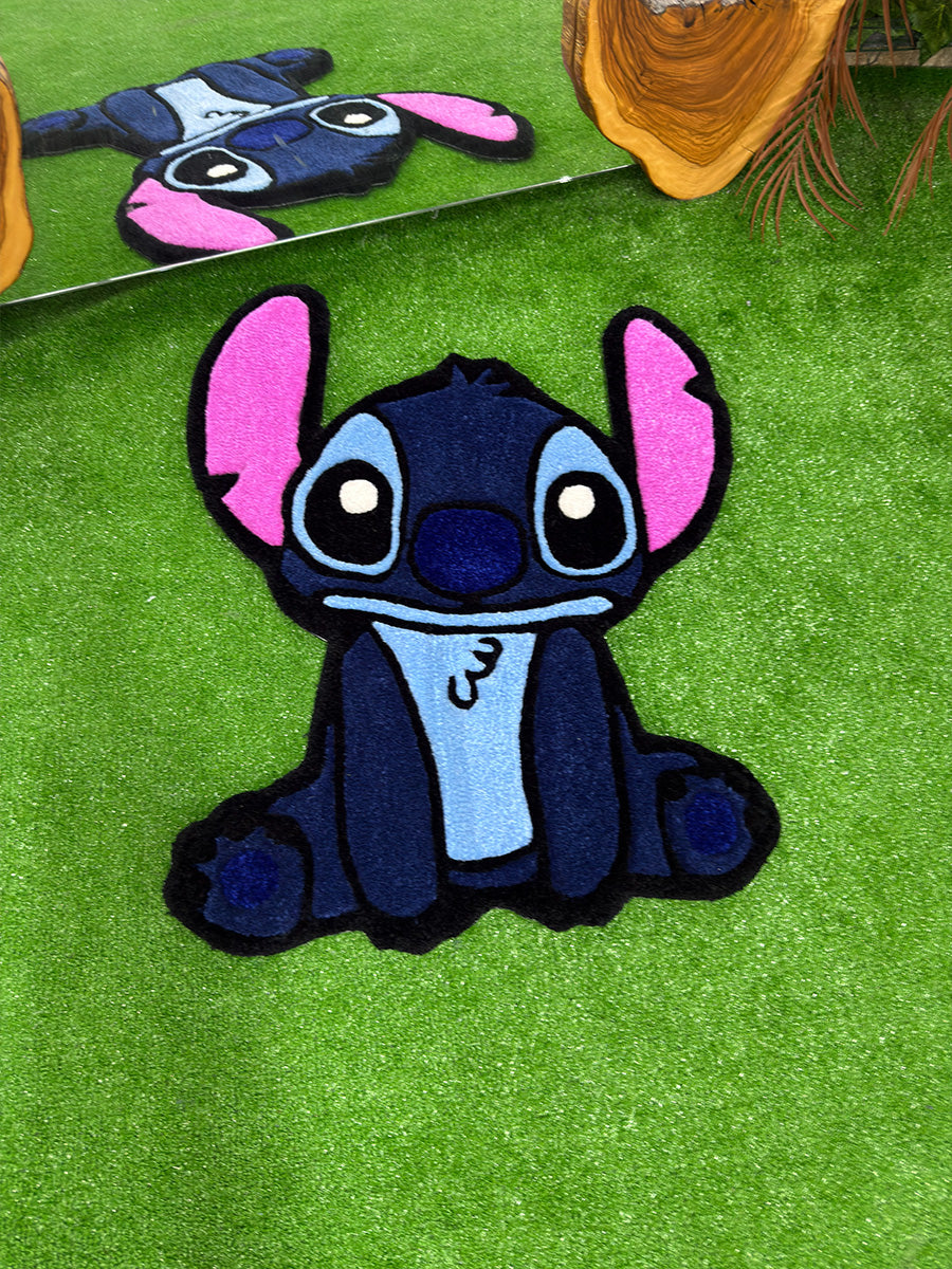Çocuk ve genç odaları için özel olarak tasarlanmış, dolgun peluş yapısı ve pürüzsüz yüzeyiyle dikkat çeken Stitch Edition 03 el yapımı tufting halı. Karakterin yaramaz gülümsemesini barındıran bu mavi tonlarındaki kilim, dekoratif ve konforlu bir alan arayanlar için eşsiz bir parçadır.