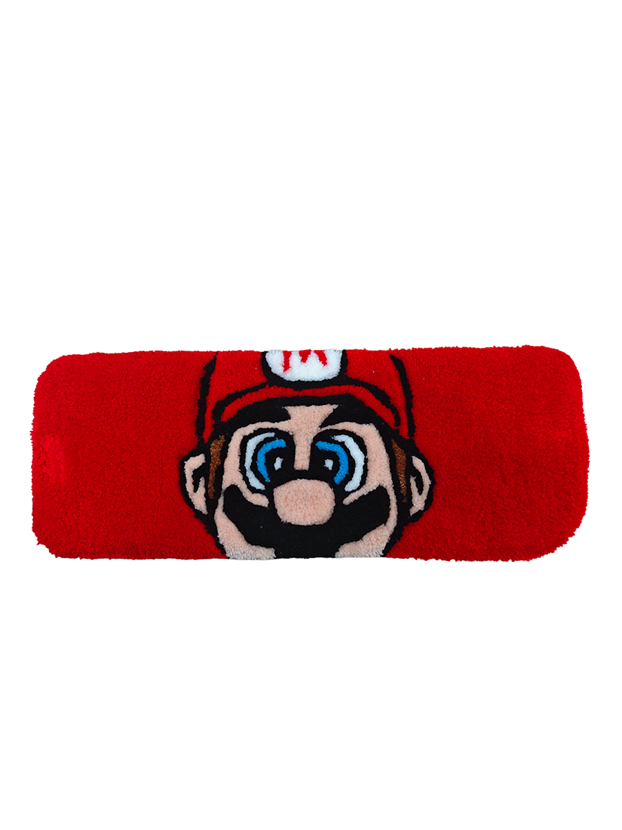Canlı kırmızı zemin üzerine el yapımı tufting dokuma tekniğiyle işlenmiş, ikonik Super Mario figürlü ve yumuşak dokulu ergonomik klavye pedi bilek desteği.