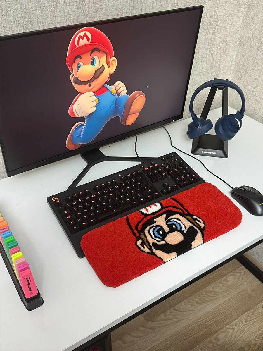 %100 akrilik iplikle el yapımı dokuma tekniği kullanılarak üretilen Super Mario temalı tufting gaming klavye pad, net siyah konturları ve yumuşacık yüzeyiyle bilek desteği sağlayan fonksiyonel bir dekoratif üründür.