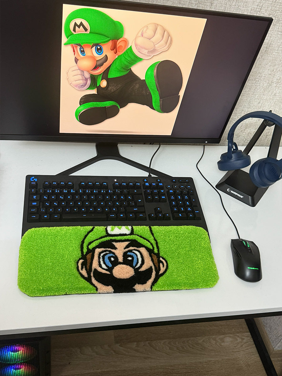 Gaming setup üzerinde konumlandırılmış, canlı yeşil zemine sahip el yapımı tufting Super Mario figürlü yumuşak dokulu masaüstü klavye pedi.