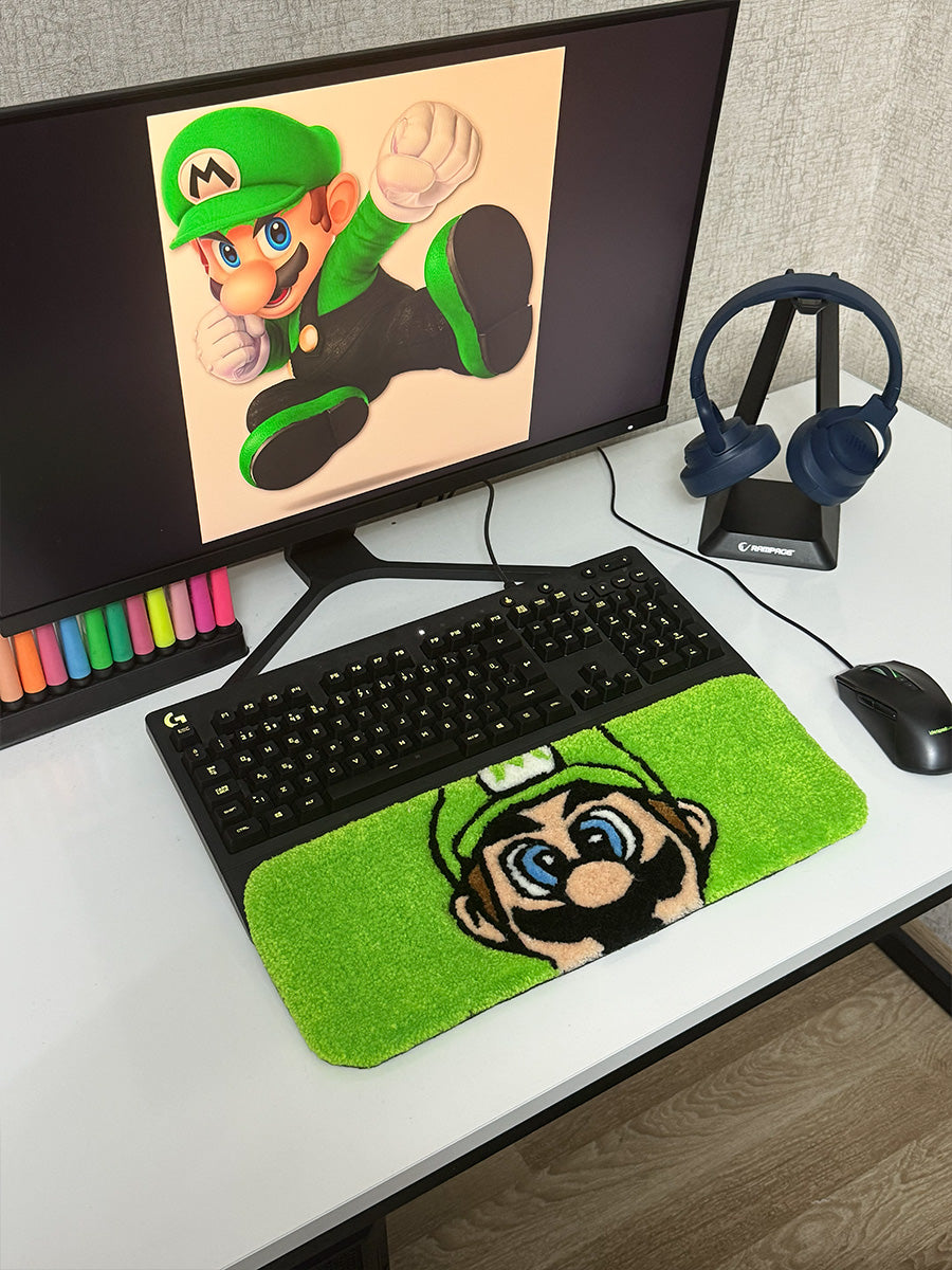 Yandan bakış açısıyla yüksek havlı peluş yapısını ve net siyah konturlarını gösteren, %100 akrilik ipten üretilmiş el yapımı yeşil Super Mario temalı tufting klavye padi.