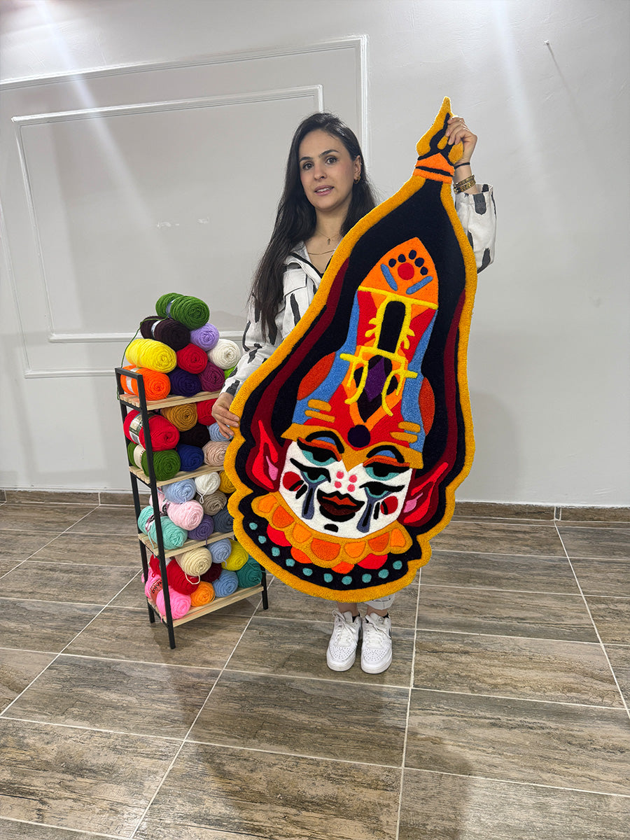 145x75 cm boyutlarındaki el yapımı ANORA yüz motifli halı modelinin gerçek boyutlarını ve sanatsal duruşunu gösteren tam boy ürün sergilemesi.